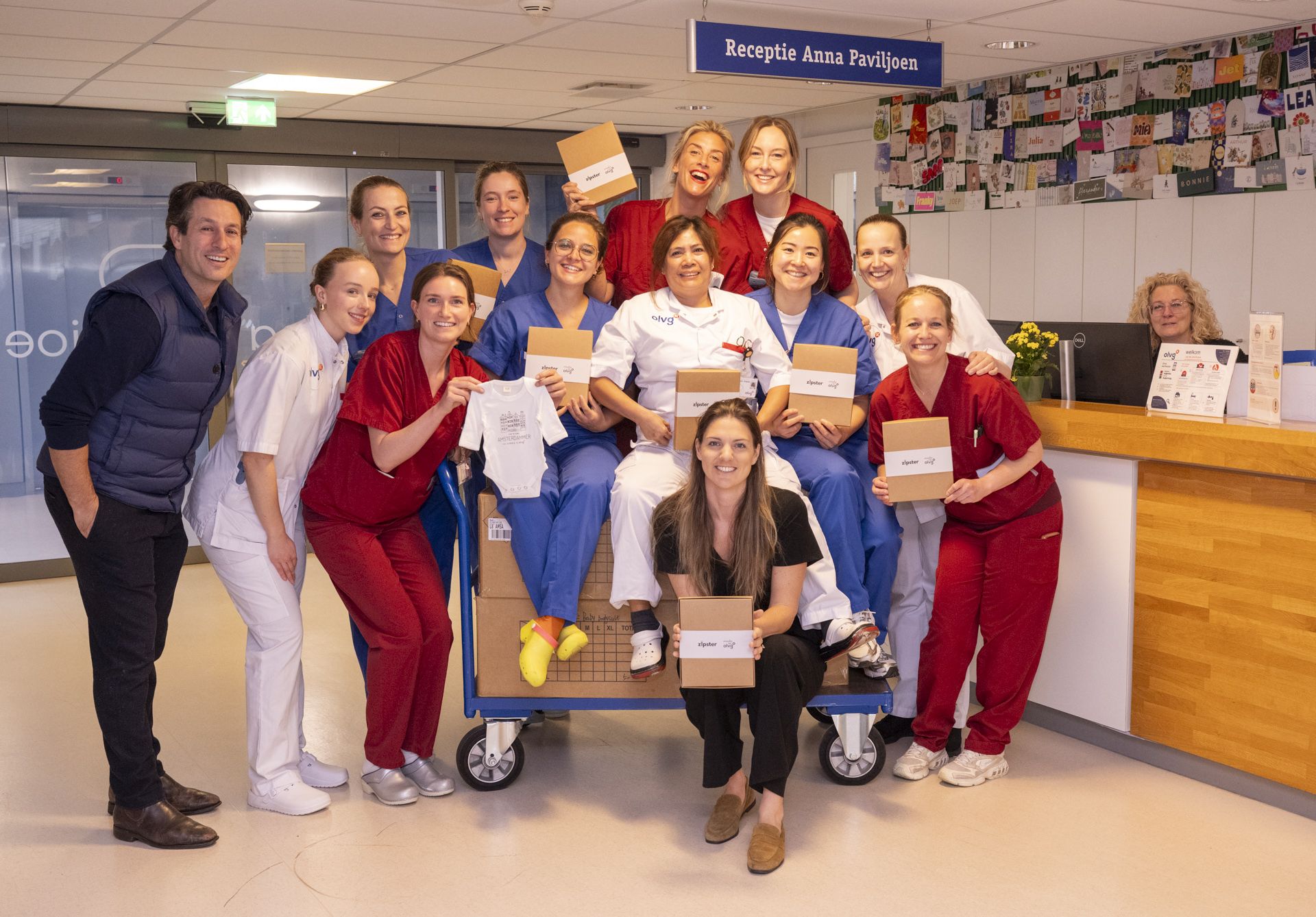 Medewerkers van het Anna Paviljoen nemen geschonken rompertjes in ontvangst